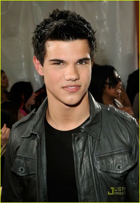 taylor-lautner-demi-lovato-2009-kids-choice-awards-10.jpg